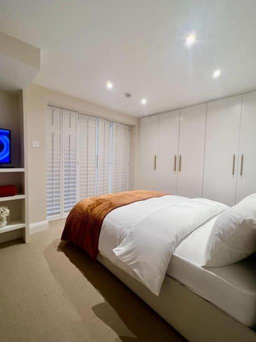 Apartmán New Flat In Holland Park Londýn Exteriér fotografie